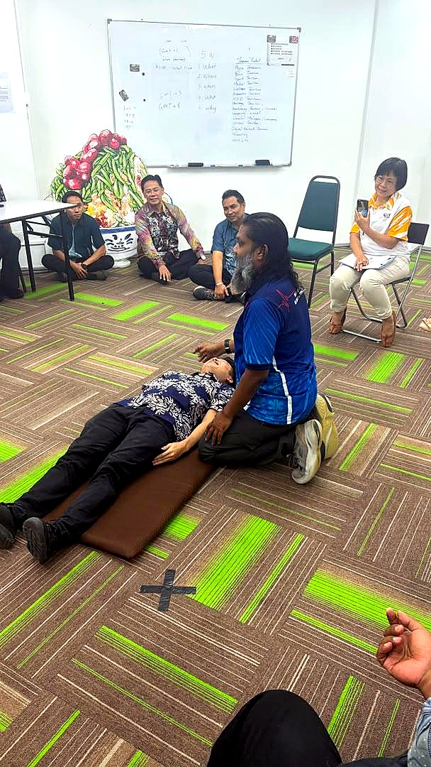 Participant practicing the recovery position during GIT Academy's First Aid course