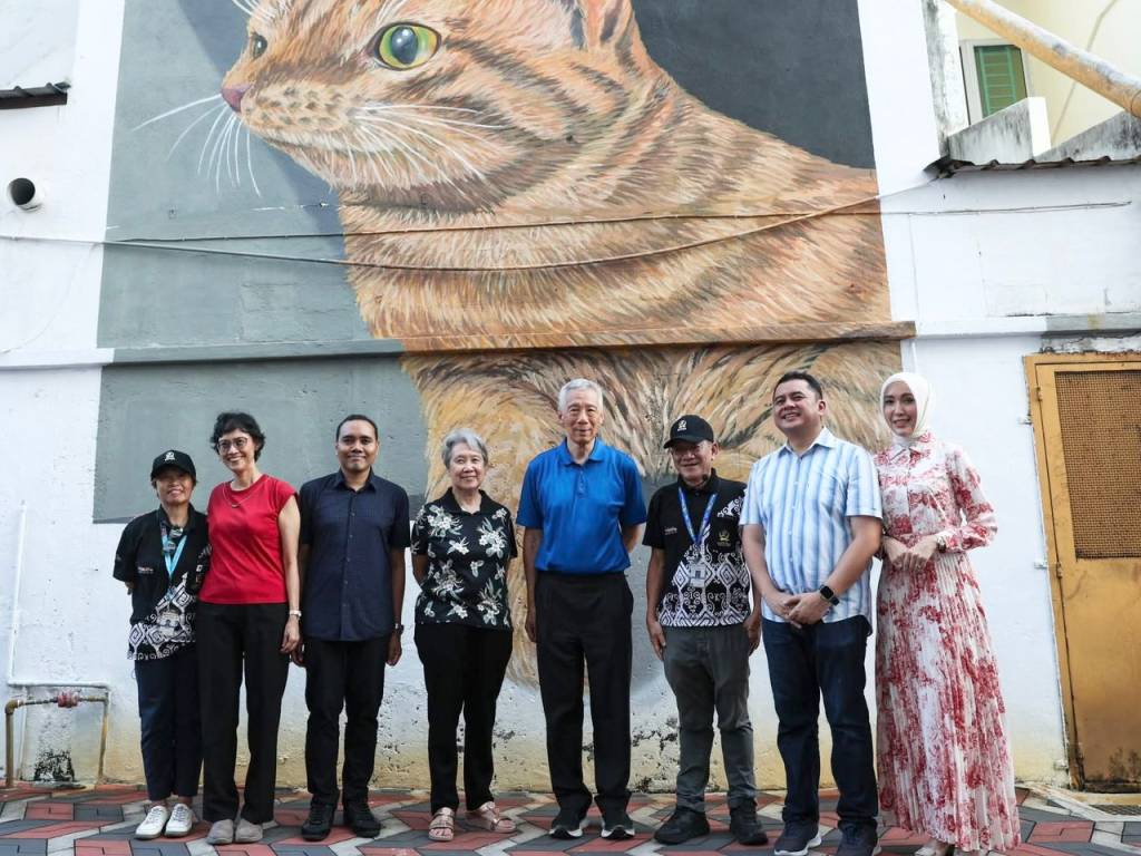 Singapore Senior Minister Lee Hsien Loong and delegation at Kuantan Art Street mural, guided by GIT Academy Kuantan principal Pan Chee Wan